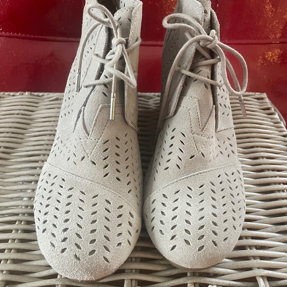 Grey real Suede Toms wedged lace up booties with eyelets - Picture 1 of 6
